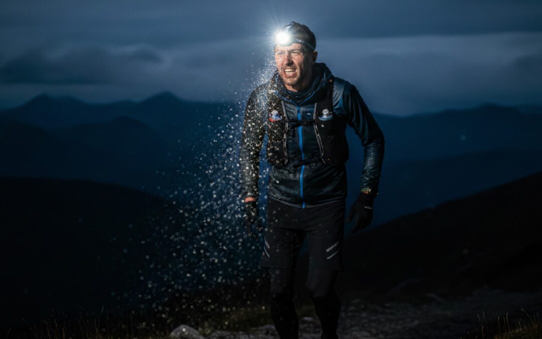 Ultra traileur de nuit sous la pluie avec sa lampe frontale