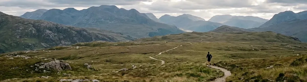 Une silhouette de coureur dans un paysage immense, accent sur l’évasion et la nature.